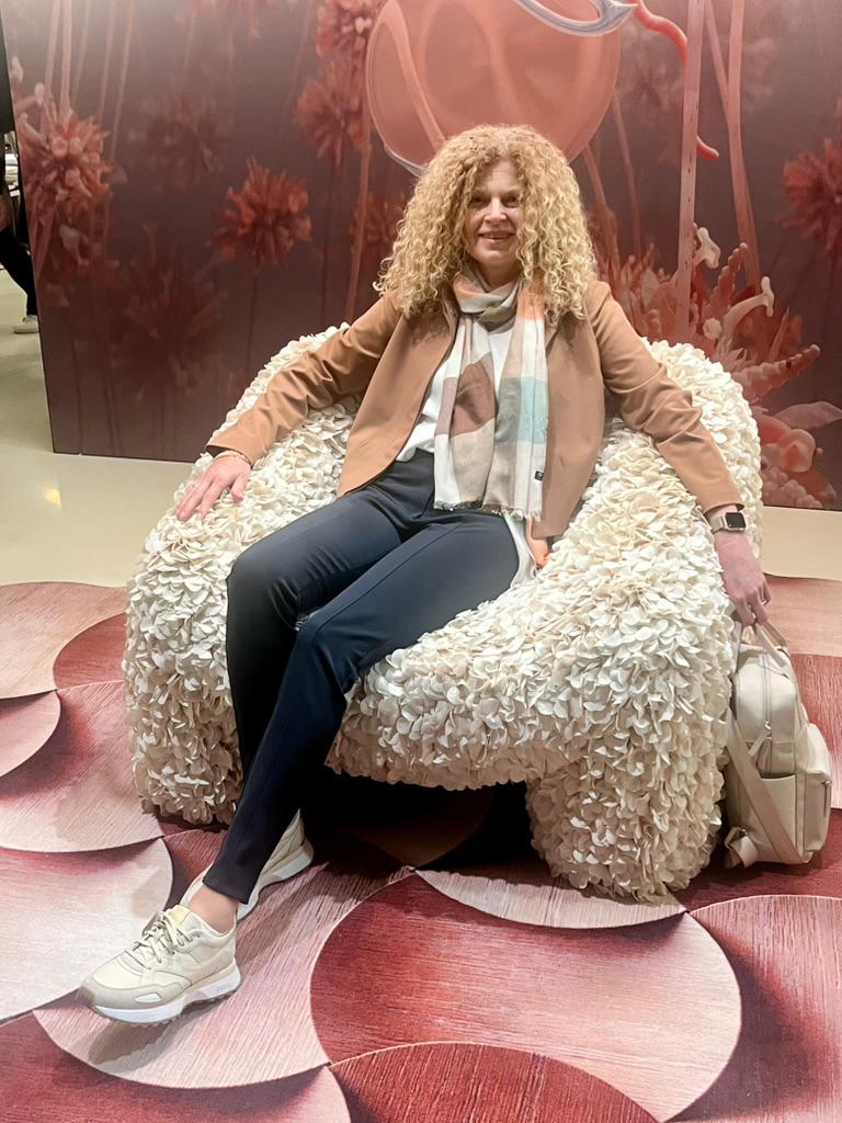 Petra Hirch im Showroom von network2design